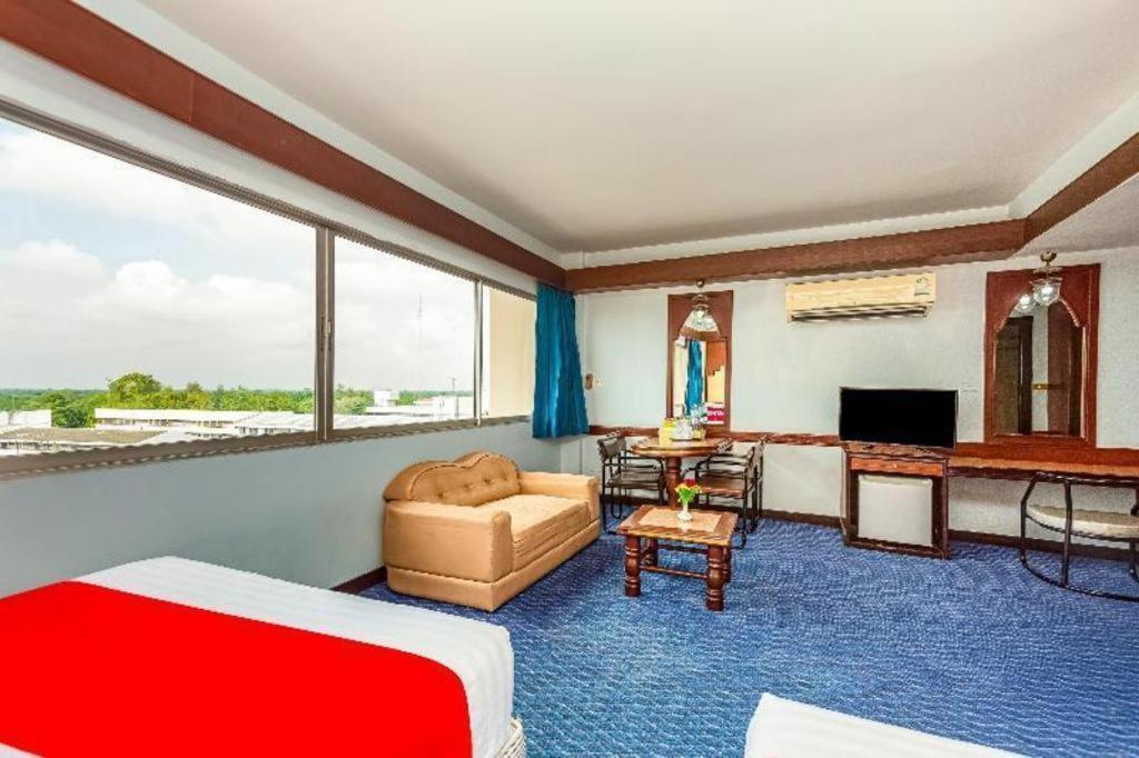 Oyo 441 Grand Thara Hotel Surat Thani Exterior photo