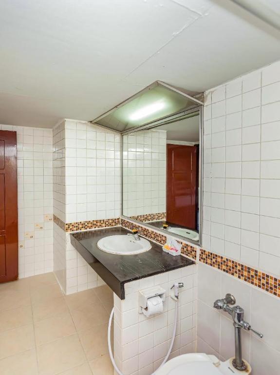 Oyo 441 Grand Thara Hotel Surat Thani Exterior photo