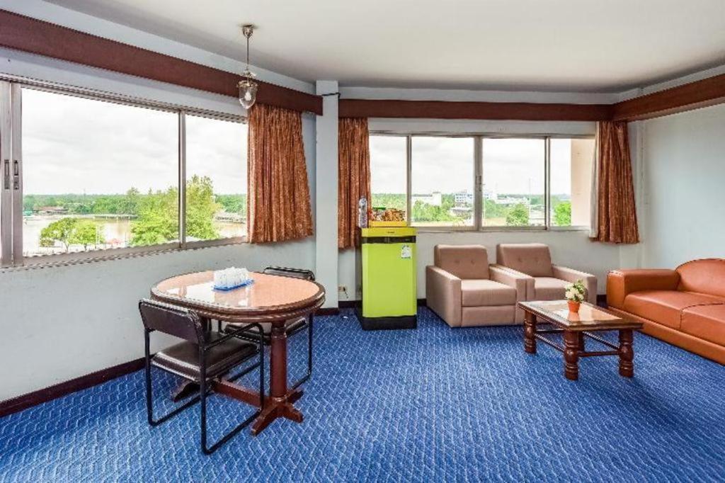 Oyo 441 Grand Thara Hotel Surat Thani Exterior photo